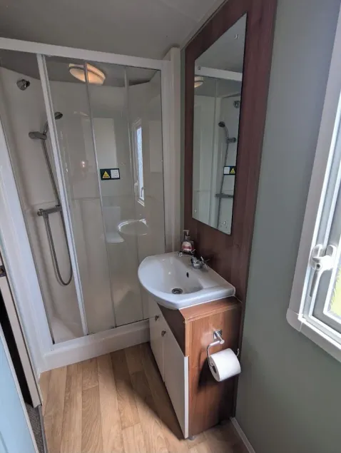 Cabin Sleeps 8 - Pools Parking Pets - Image 1