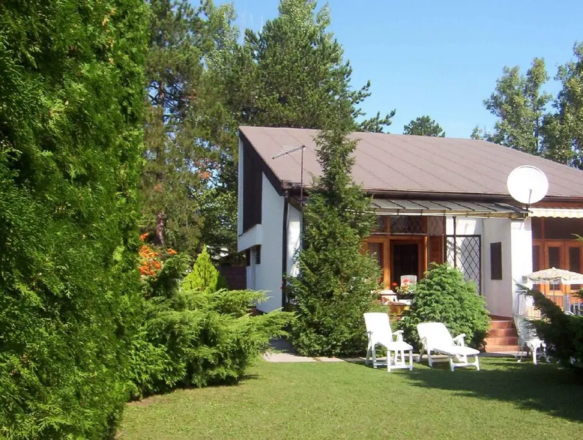 Holiday home with large, well-maintained garden - Image 1