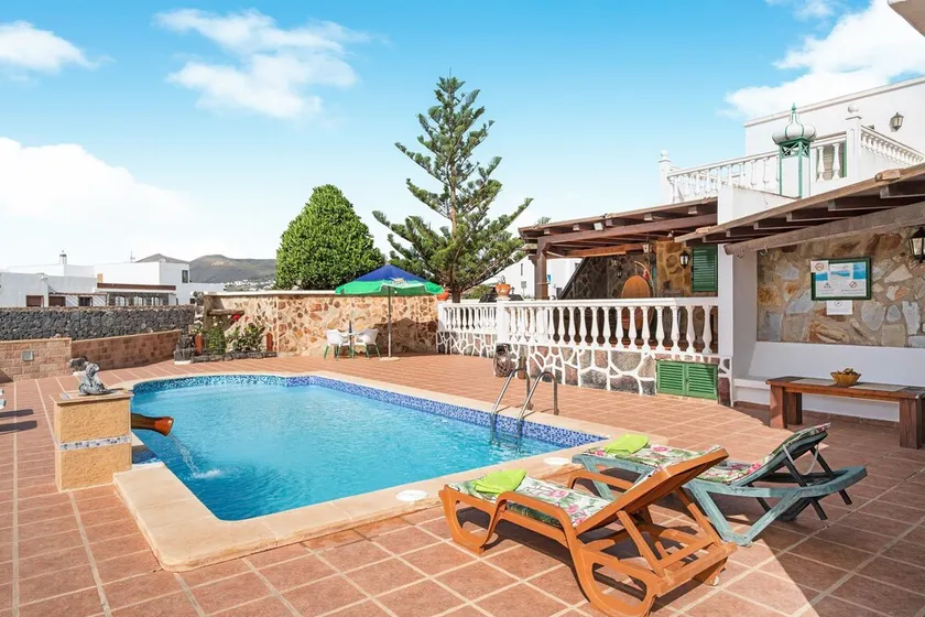 Casa de vacaciones \"La Casona\" con terrazas privadas, piscina compartida y Wi-Fi - Image 1