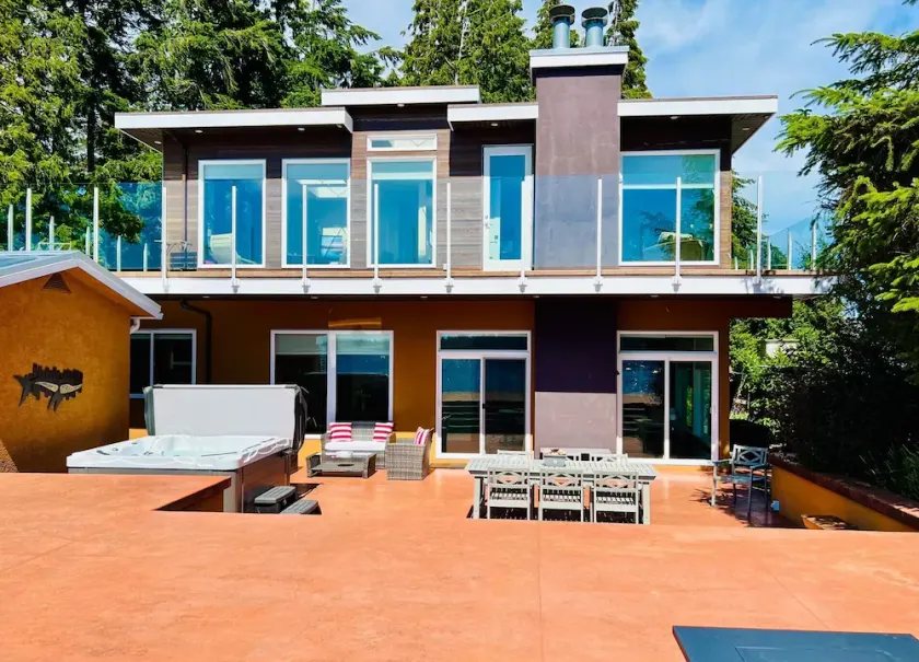 Luxurious Beachfront Villa with private hot tub, huge deck, family/pet-friendly! - Image 1