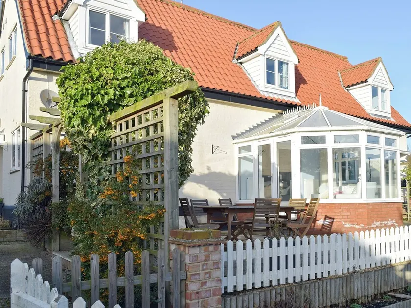 3 bedroom accommodation in Tattingstone, near Ipswich - Image 1