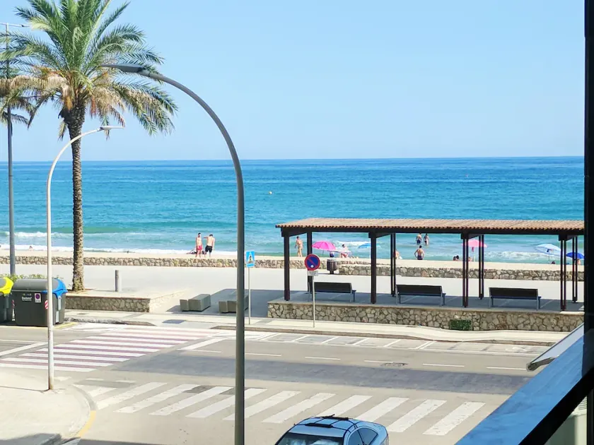 Appartamento di fronte al mare, Piscina, Aria Condizionata, Parcheggio Ascensore - Image 1