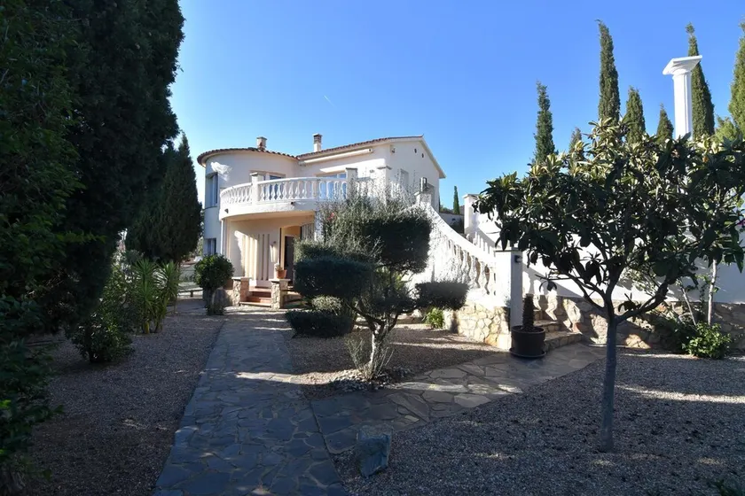 Charming Villa for Rent in Roses, Costa Brava: Private Pool, Ideal for Families and Large Groups. - Image 1