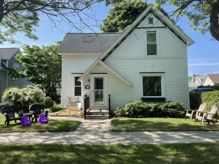 Downtown Historic Gem / 4BR / Steps to the Beaches & Shopping / Private Driveway - Image 1