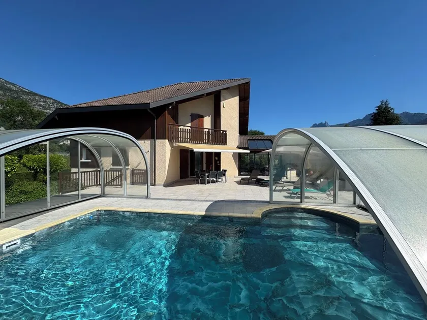 Villa med pool beliggende ved siden af Lac d'Annecy med udsigt over søen og bjergene - Image 1