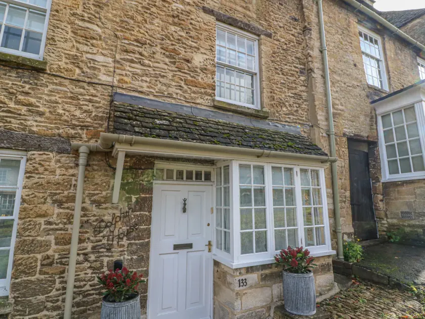 DOLPHIN HOUSE, pet friendly, character holiday cottage in Burford - Image 1