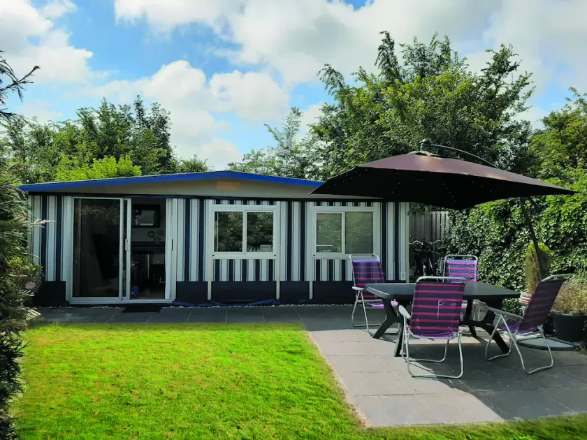 Spacious caravan with fixed awning and sheltered garden - Image 1