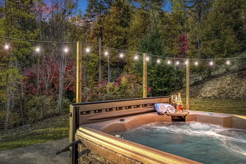 Smoky SPECiAL Perfect Fun Family cabin Game room Hot tub & view! - Image 1