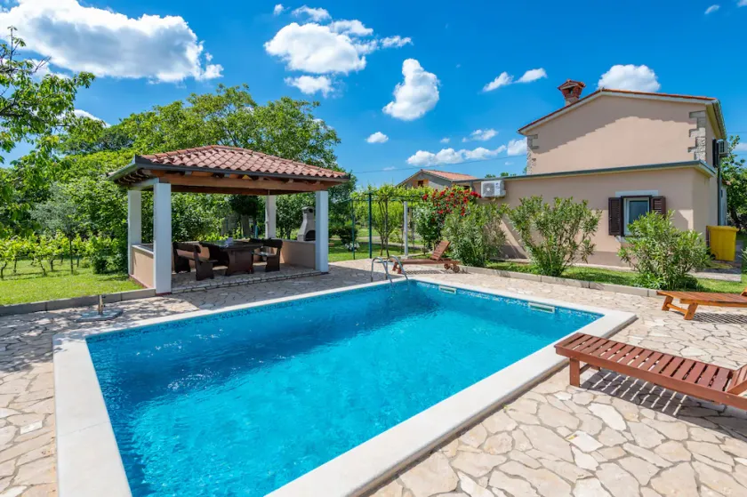 Isolé et calme, à quelques minutes de la plage, piscine privée dans le beau jardin - Image 1