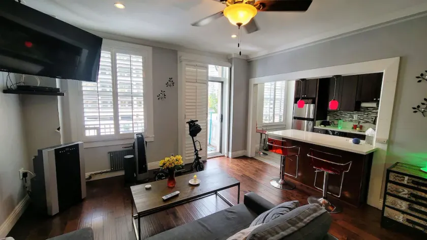 Fantastic sea view apartment in historic building with free parking - Image 1