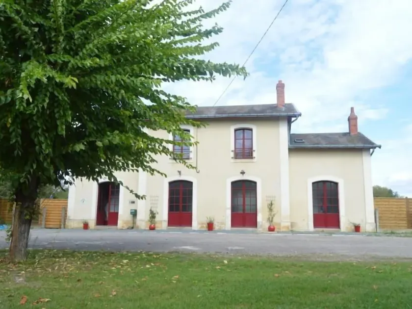 Charming 19th-Century Railway Station Gîte with Pool in Scenic Berry, Sleeps 13 - Image 1