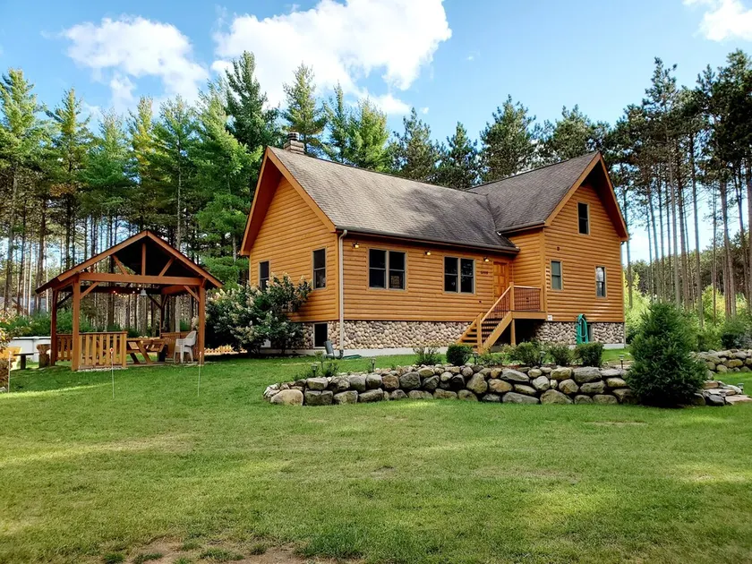 4 Bedroom lodge on wooded land with heated swimming pool and hot tub - Image 1