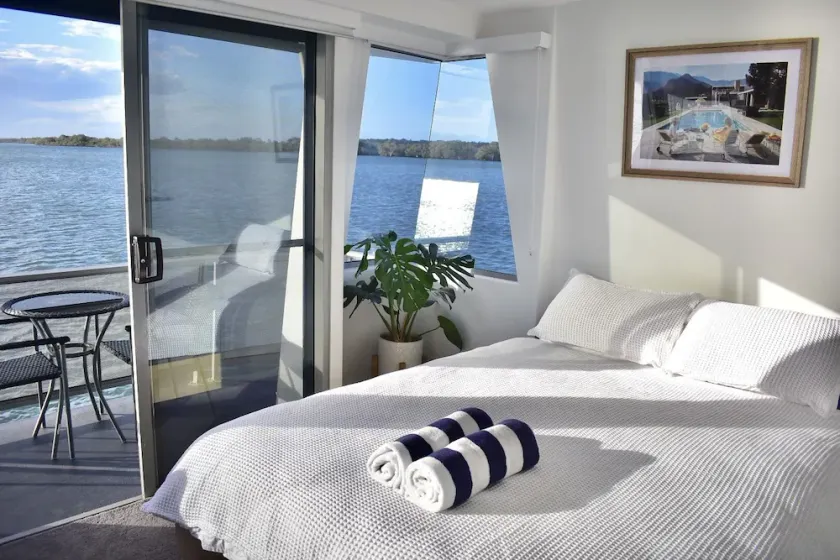 Luxury Houseboat - Drift Flotel - Image 1
