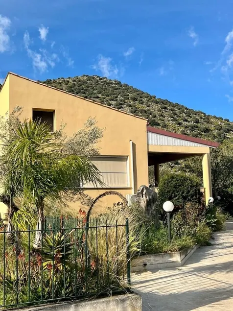 Villa surrounded by nature - Image 1