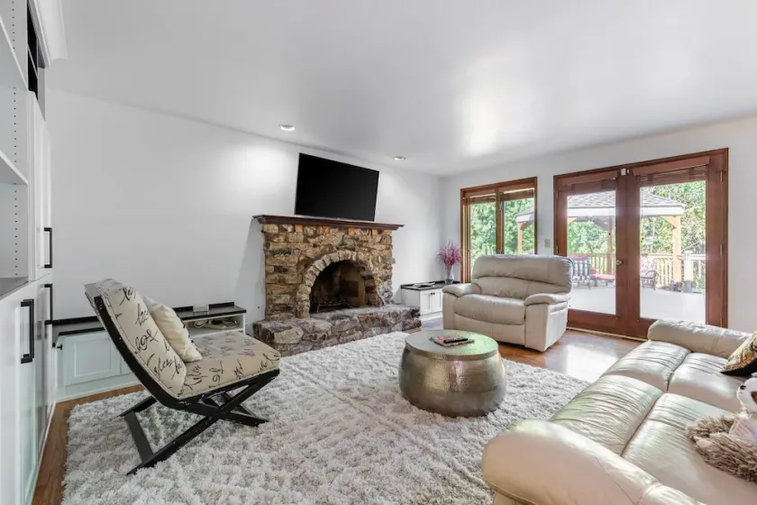 Spacious 3BR Redmond Home with Fireplace & BBQ - Image 1