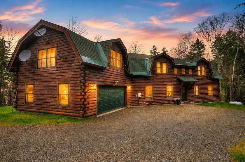 🐾Halls on Mooselookmeguntic - Beautiful Log Home on Mooselookmeguntic Lake, dog friendly - Image 1