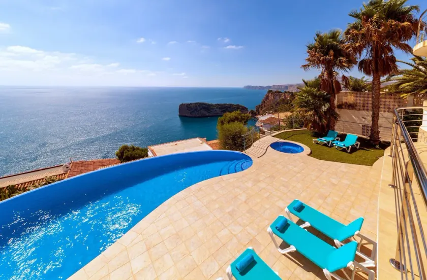 Cliff top havudsigt, infinity pool, jacuzzi en lille fred i paradis. - Image 1