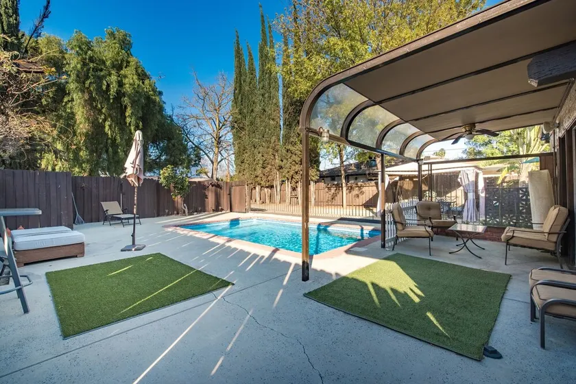 Pool!Sleep 10,central area. Free parking. Game room. Laundry. Gated. - Image 1
