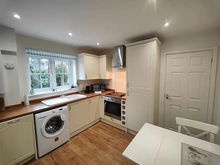 Birdsong Mansion sleeps 12 Twyford Winchester - Image 1