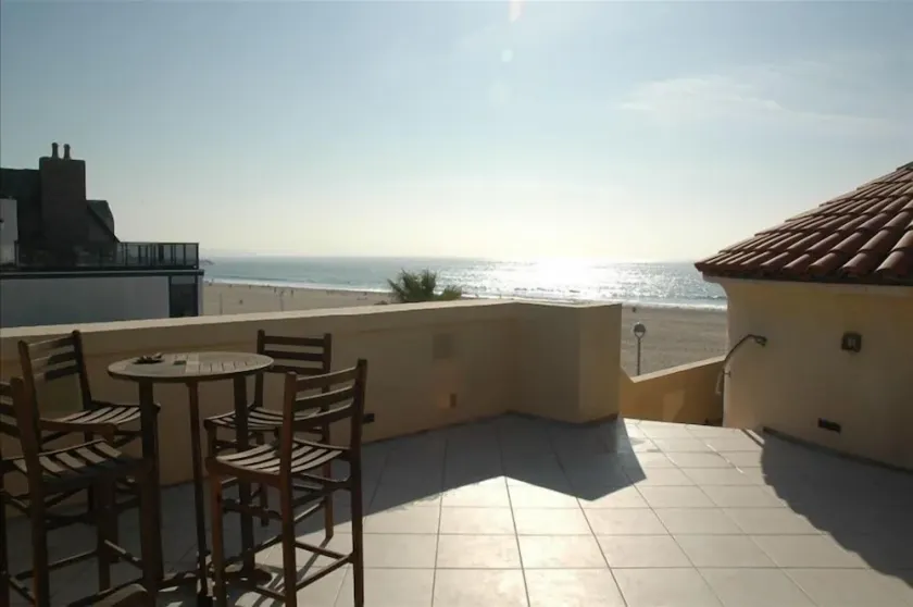 2 Bedroom Strand Townhome with A/C, Rooftop Deck and Parking. Walk to Beach Life - Image 1