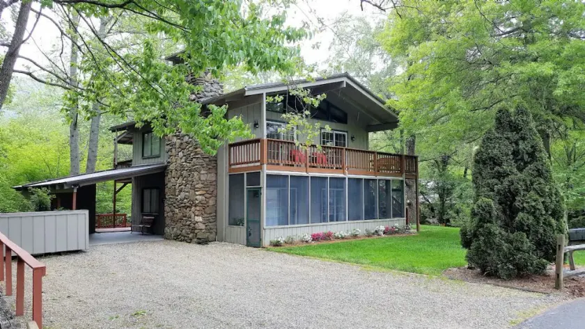 Creekside Haven, foyer au bord d'un ruisseau audacieux, accès facile, câble et WiFi, proche de tout. - Image 1