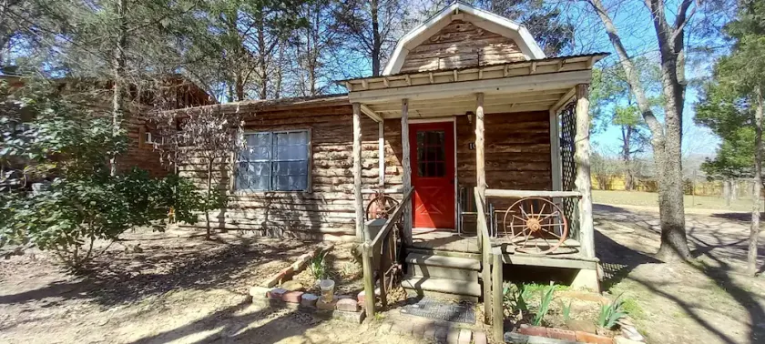 ADORABLE BOHO CABIN JUST RENOVATED & ONLY 2 MILES TO TRADE DAYS - Image 1