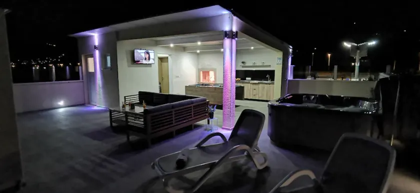 Sunny, Quiet Apartment With Roof Terrace - Image 1