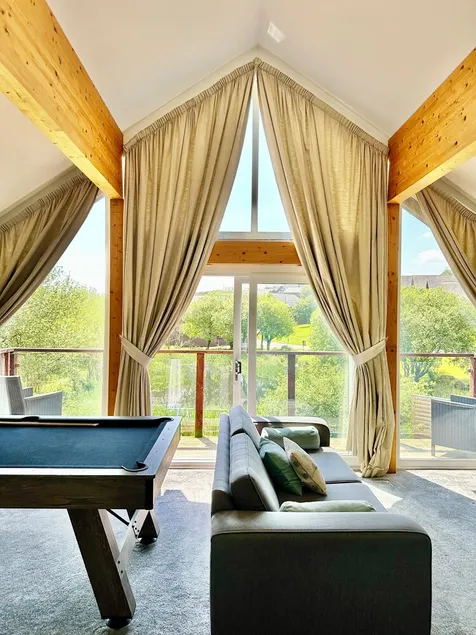 Skylark sleeps 8 private Hot Tub & Dogs welcome Nr Padstow, Resort Pool Bar & Watersports - Image 1