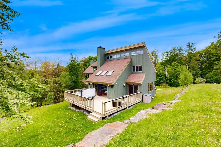 3-story secluded home with private sauna, hot tub, pond on-site - Image 1