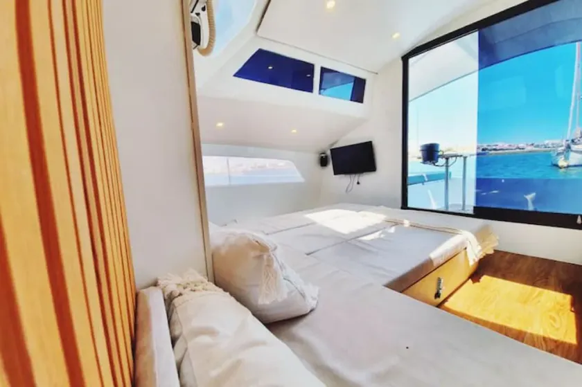 houseboat waterfront sleepandboat - Image 1