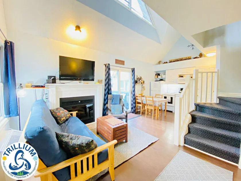 Cozy Studio Loft with 2 Baths Next to Slopes - Image 1