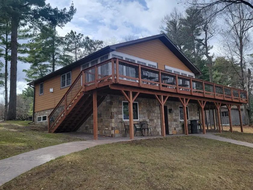 Beautiful and Spacious Lake Home! Large Deck Overlooking Lake! - Image 1