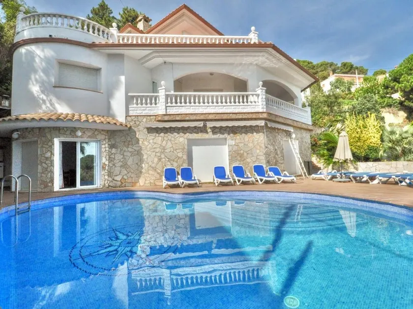 Spacious villa for 18 people with private pool and air conditioning in Lloret de Mar - Image 1