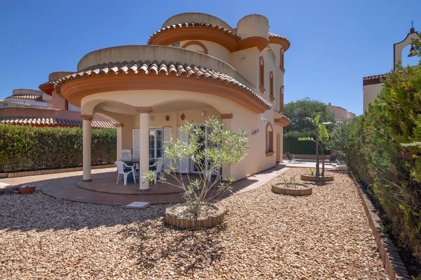Luxury villa - Image 1