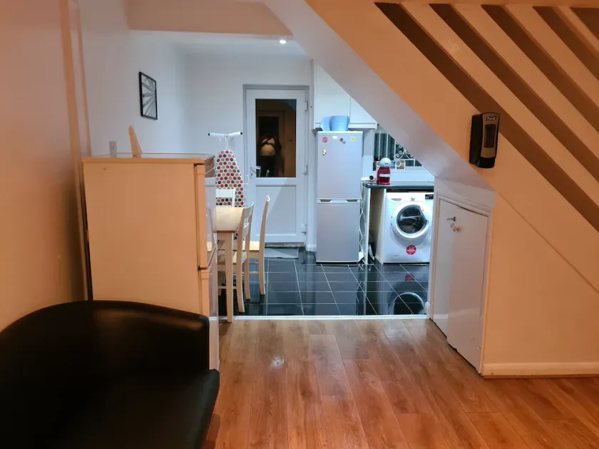 4Br-2Ensuite-10minCentralLondon-Sleeps11-Parking - Image 1
