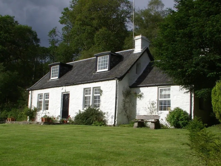 Dubh Loch Cottage a orillas del lago Lomond. Gran jardín y arroyo - Image 1