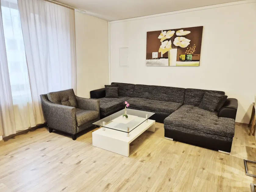 City Center Stays /// Deluxe Apartment - Image 1