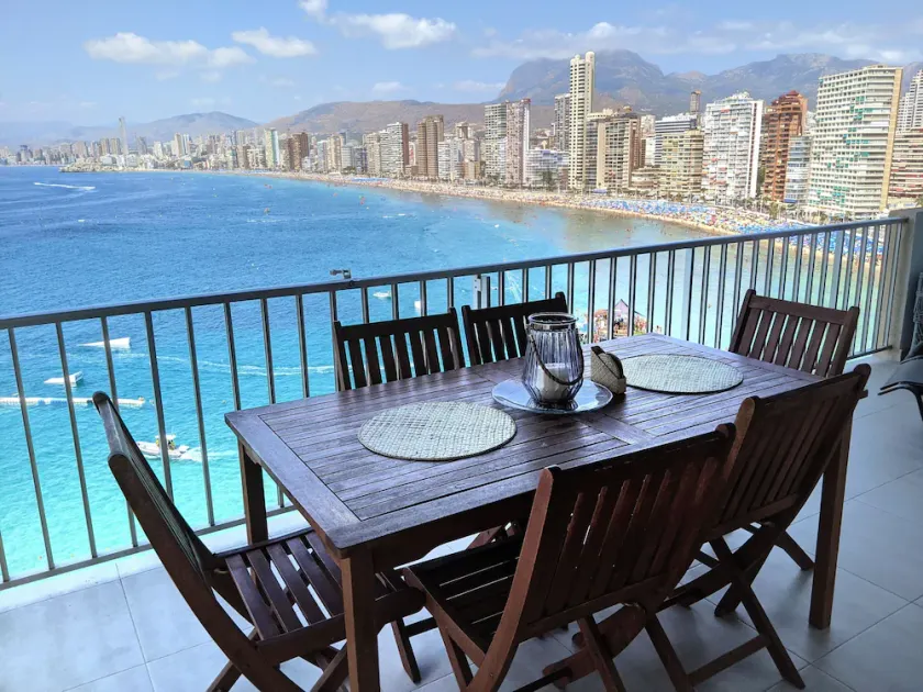 Sea front 100 sqm luxurious condo with stunning views of Benidorm - Image 1