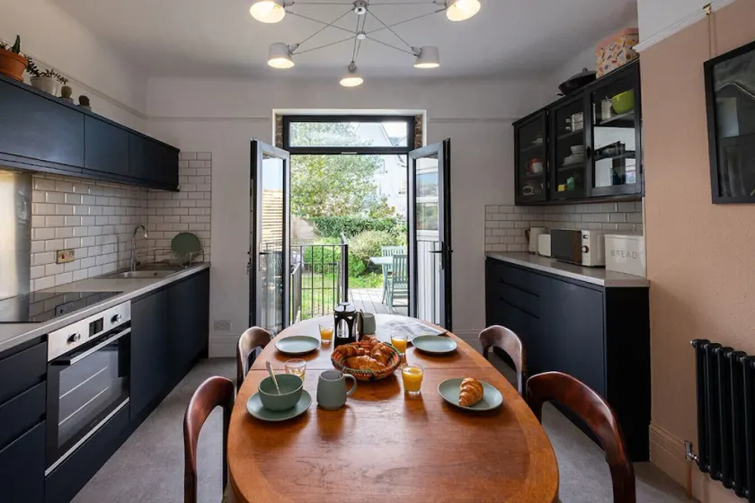 Victorian Townhouse in Central Broadstairs with Parking & Sea views - Sleeps 11 - Image 1