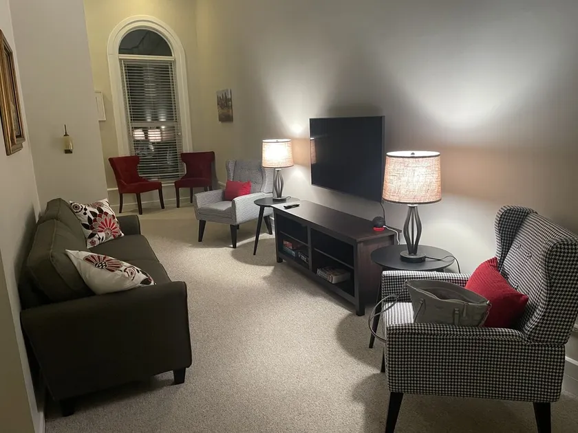 The Lofty Owl - Updated historical apartment in quaint downtown Hillsdale - Image 1