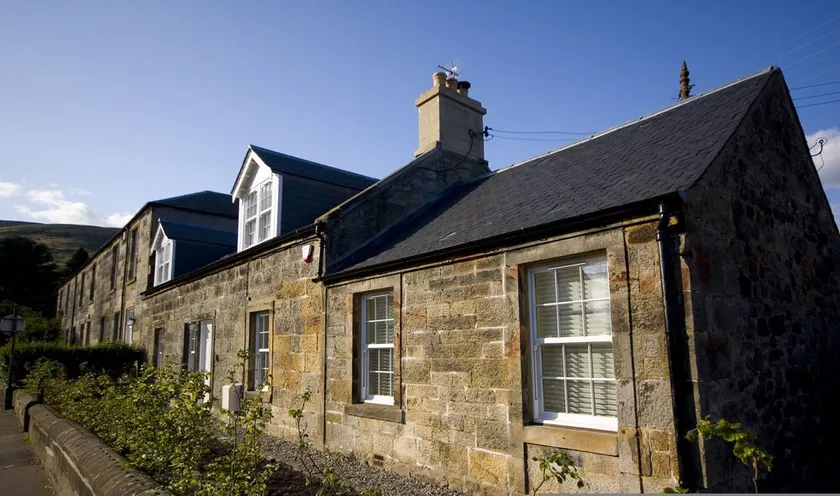 Beautiful sandstone cottage in picturesque village setting - Image 1