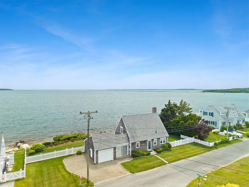 Waterfront with stunning views and beach - Image 1
