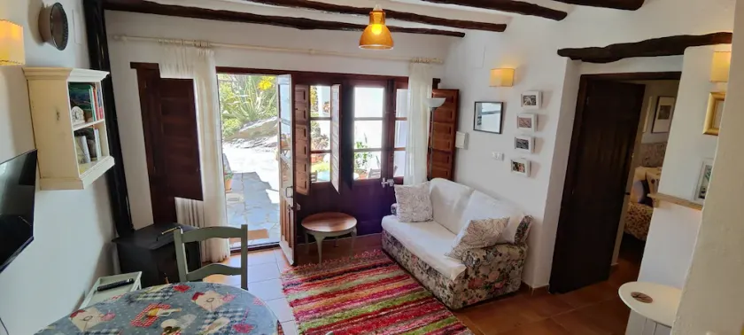 Apartamento con jardín en el corazón del campo, cerca de pueblos locales. - Image 1