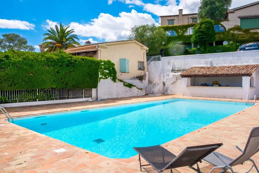 Appartement bas de maison, domaine avec piscine - Image 1