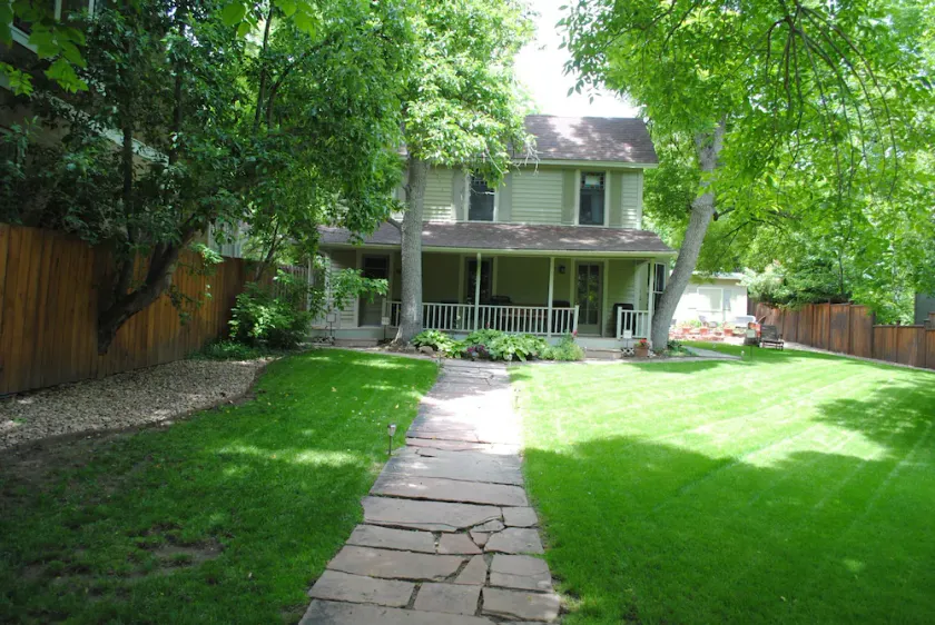 Fabulous LOCATION quiet setting steps to Pearl - Image 1