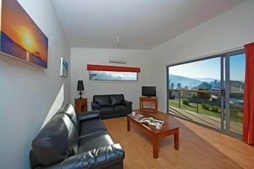 Cottage on Chapman, beautiful Bay Views - Image 1