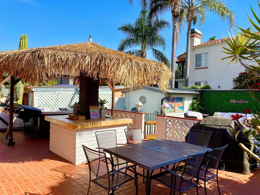 4 Bed/3 Bath, Private Hot tub, patio Parking + 5 bikes Included! Families only.. - Image 1