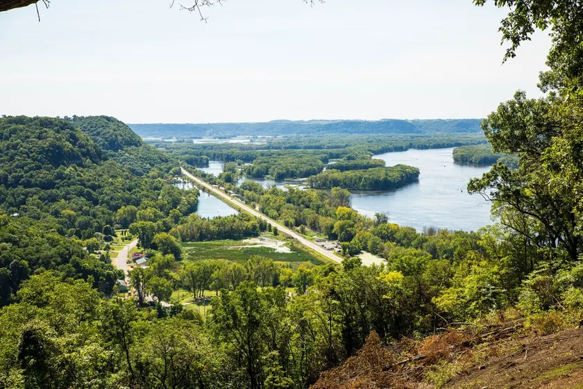 Kid Friendly Bluff House with incredible Mississippi River Views! - Image 1