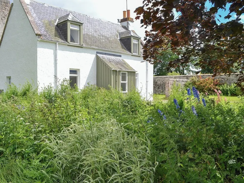2 bedroom accommodation in Urray, near Dingwall - Image 1