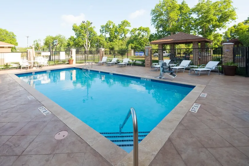 Cozy Studio. Free Breakfast Buffet. Outdoor Pool. - Image 1